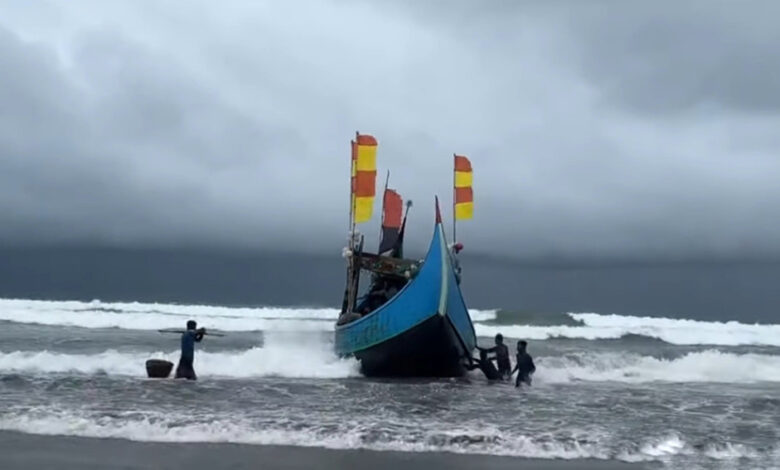 fishers in coxs bazar preparing boat for next trip