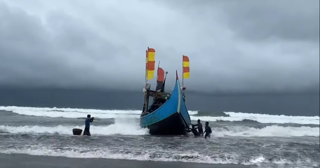 fishers in coxs bazar preparing boat for next trip